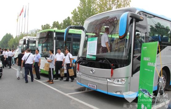 客戶品鑒金龍新能源車