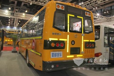 蜀都專用長頭校車6900XED左后側(cè)安裝了停車指示牌